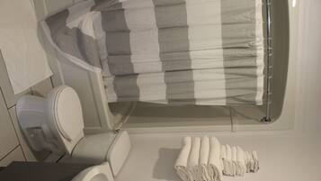 Ensemble douche/baignoire, sèche-cheveux, serviettes fournies, savon