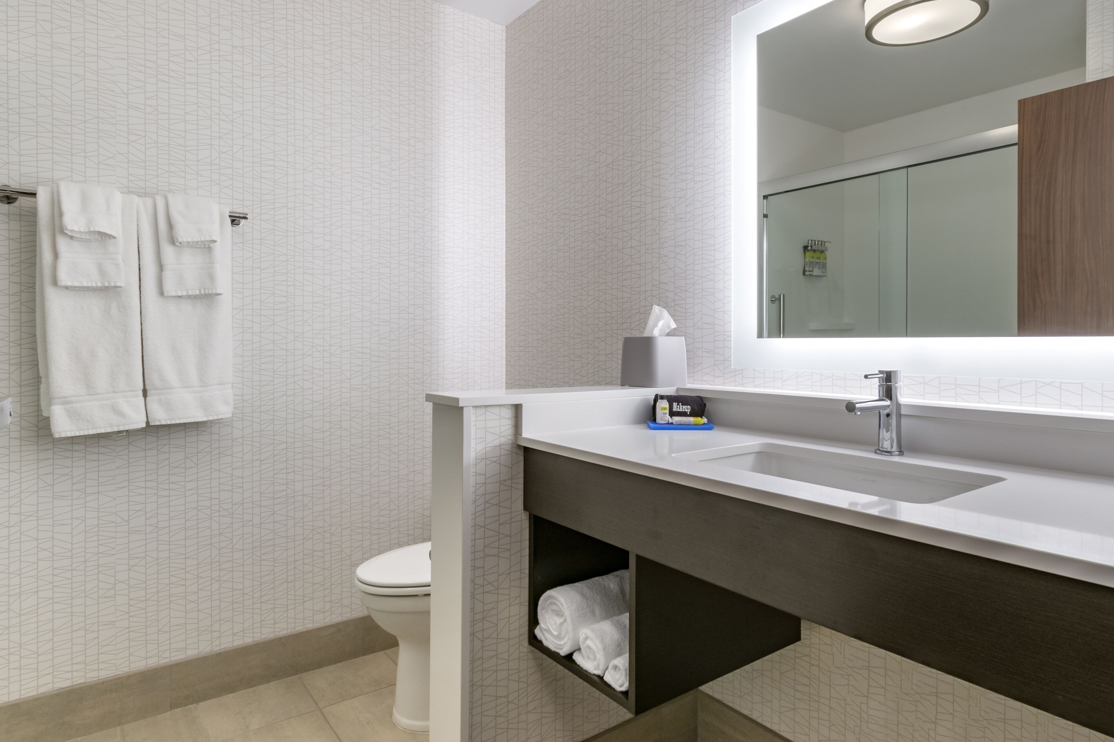 combined shower/bathtub, rainfall showerhead, towels