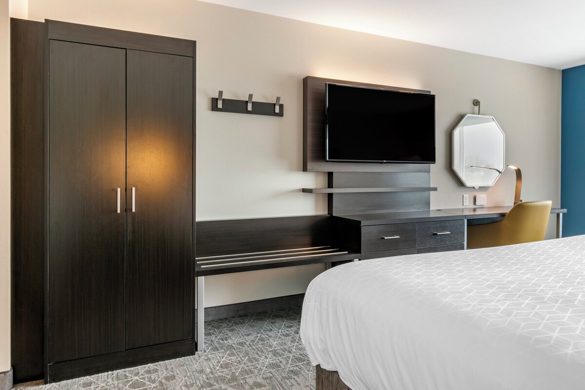 Cofres nos quartos, escrivaninha, cortinas blackout