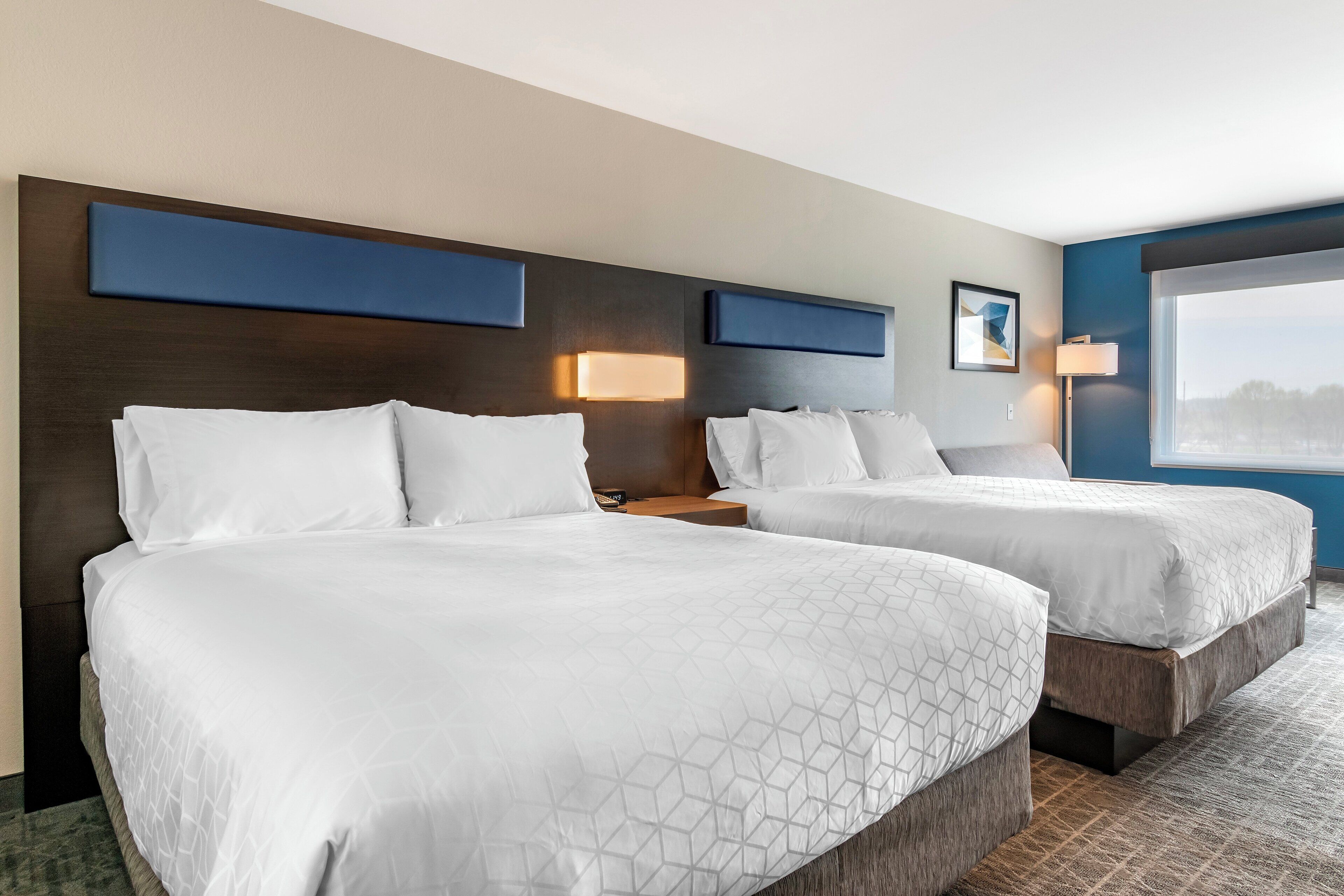 Tallelokero huoneessa, työpöytä, pimennysverhot, silitysrauta/-lauta