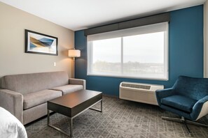 In-room safe, desk, blackout drapes, iron/ironing board - Holiday Inn Express & Suites Lancaster - Mount Joy by IHG (Mount Joy)