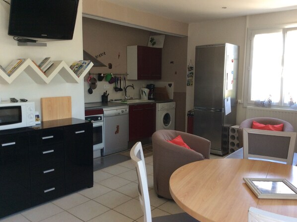 Kühlschrank, Mikrowelle, Ofen, Herdplatte