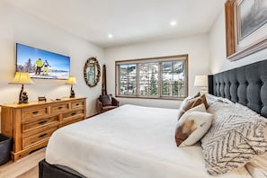 4 bedrooms, desk, iron/ironing board, free WiFi - BRAND NEW DESIGNER .  Direct True SKI IN and OUT, 4 Bedroom.  BEST VIEWS!!! (Beaver Creek)