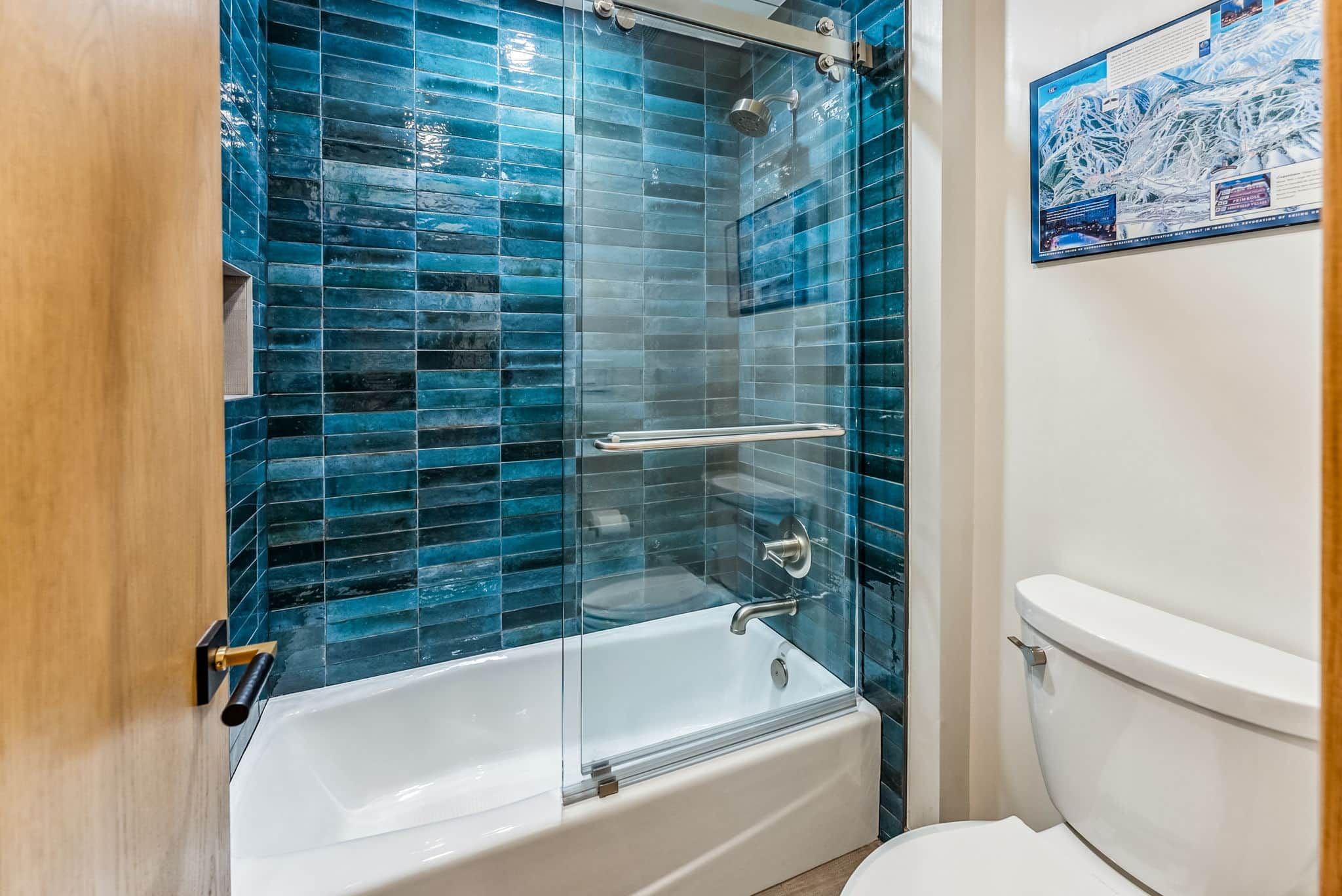 Une salle de bain avec une douche à parois de verre, une baignoire blanche et des toilettes.