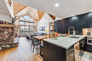 Fridge, microwave, oven, stovetop - BRAND NEW DESIGNER . Direct True SKI IN and OUT, 4 Bedroom. BEST VIEWS!!! (Beaver Creek)