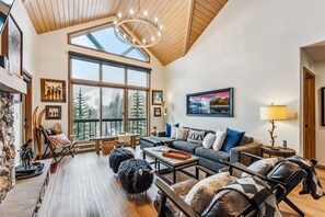 Smart TV, fireplace, books, stereo - BRAND NEW DESIGNER . Direct True SKI IN and OUT, 4 Bedroom. BEST VIEWS!!! (Beaver Creek)