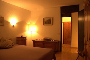 1 bedroom, travel cot, WiFi, bed sheets
