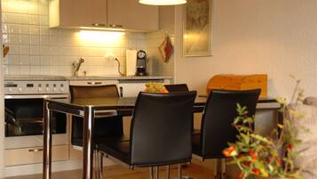 JÀÀkaappi, uuni, liesi, kahvin-/teenkeitin