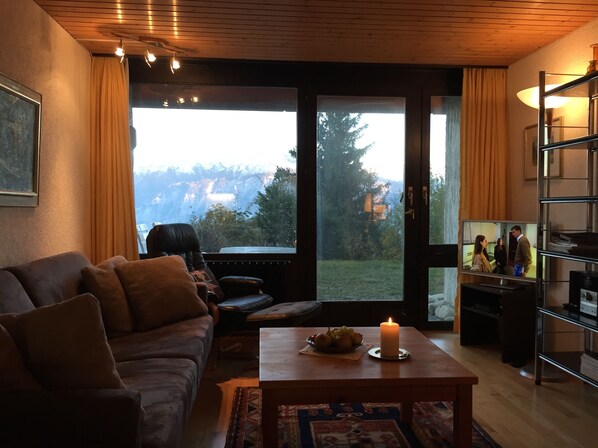 TV, DVD player, books, stereo