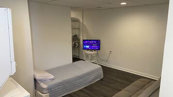 5 bedrooms, iron/ironing board, WiFi (free), bed sheets