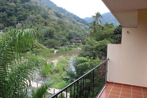 Riverside apartment minutes away from the Beach