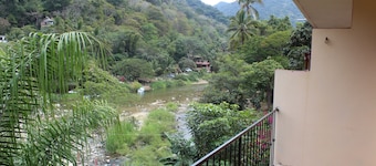 Riverside apartment minutes away from the Beach