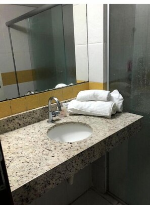 Douche, serviettes fournies, savon, shampoing