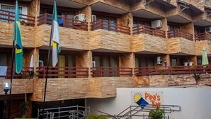 Ein mehrstöckiges Hotel mit Holzfassade und Balkonen.
