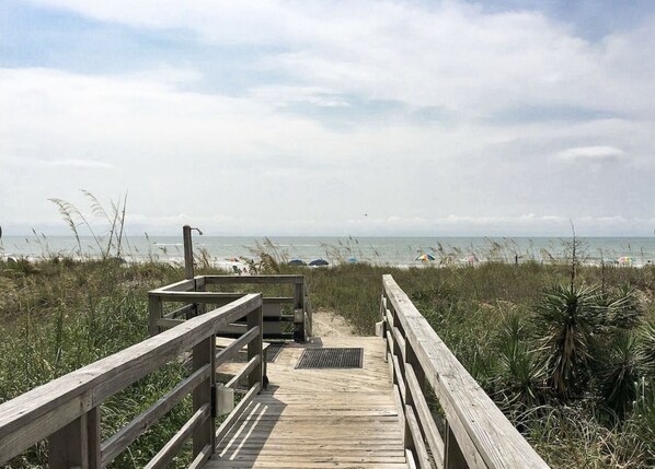 Property grounds - Beautiful condo with Everything you want Beach , large pool or the hot tub. (North Myrtle Beach)