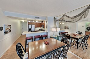 Dining - Beautiful condo with Everything you want Beach , large pool or the hot tub. (North Myrtle Beach)
