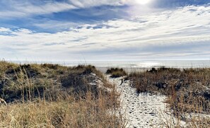 On the beach - Beautiful condo with Everything you want Beach , large pool or the hot tub. (North Myrtle Beach)