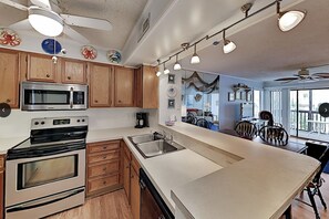 Fridge, microwave, oven, stovetop - Beautiful condo with Everything you want Beach , large pool or the hot tub. (North Myrtle Beach)