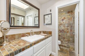 Combined shower/tub, hair dryer, towels - Beach Front with Sandy Beaches and Panoramic Ocean View (Oceanside)