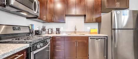 Kühlschrank, Mikrowelle, Ofen, Herdplatte