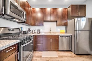 Kjøleskap, mikrobølgeovn, ovn og kokeplater