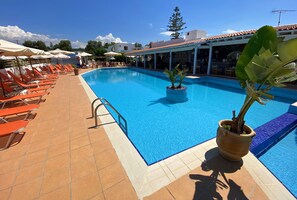 Seasonal outdoor pool, open 6:30 AM to 7:00 PM, pool umbrellas - Amnissos Residence (Rethymno)