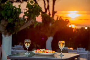 Bar en bord de piscine