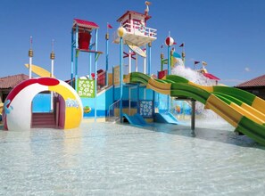 A water park with slides and a lifeguard tower. - Our Sunshine Retreat in Paradise (Santa Clara)