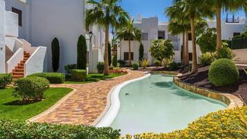 Een buitenzwembad en een verwarmd zwembad