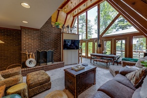Smart TV, chimenea, libros y videoteca 