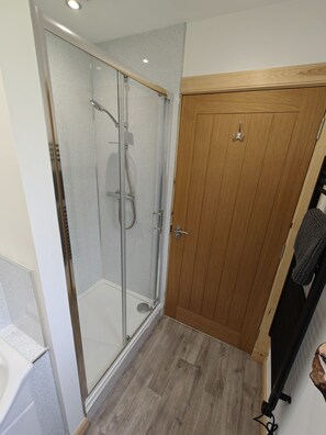 Departamento Confort, baño privado, vista al patio (Geraldine Lodge) | Baño
