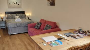 Comfort Cabin, Private Bathroom, Courtyard View (Geraldine Lodge) | Dining