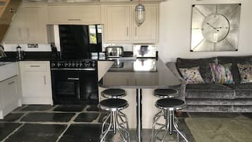Cottage, Private Bathroom, River View | Interior