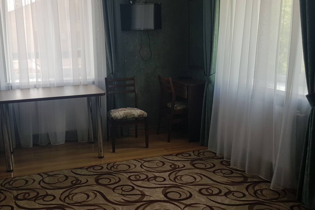 Meja kerja dan seprai linen
