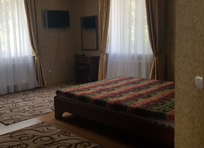 Basic Double Room | Desk, bed sheets