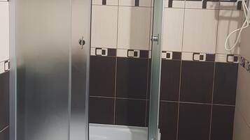 تجهيزات دش، مناشف، صابون، ورق حمّام