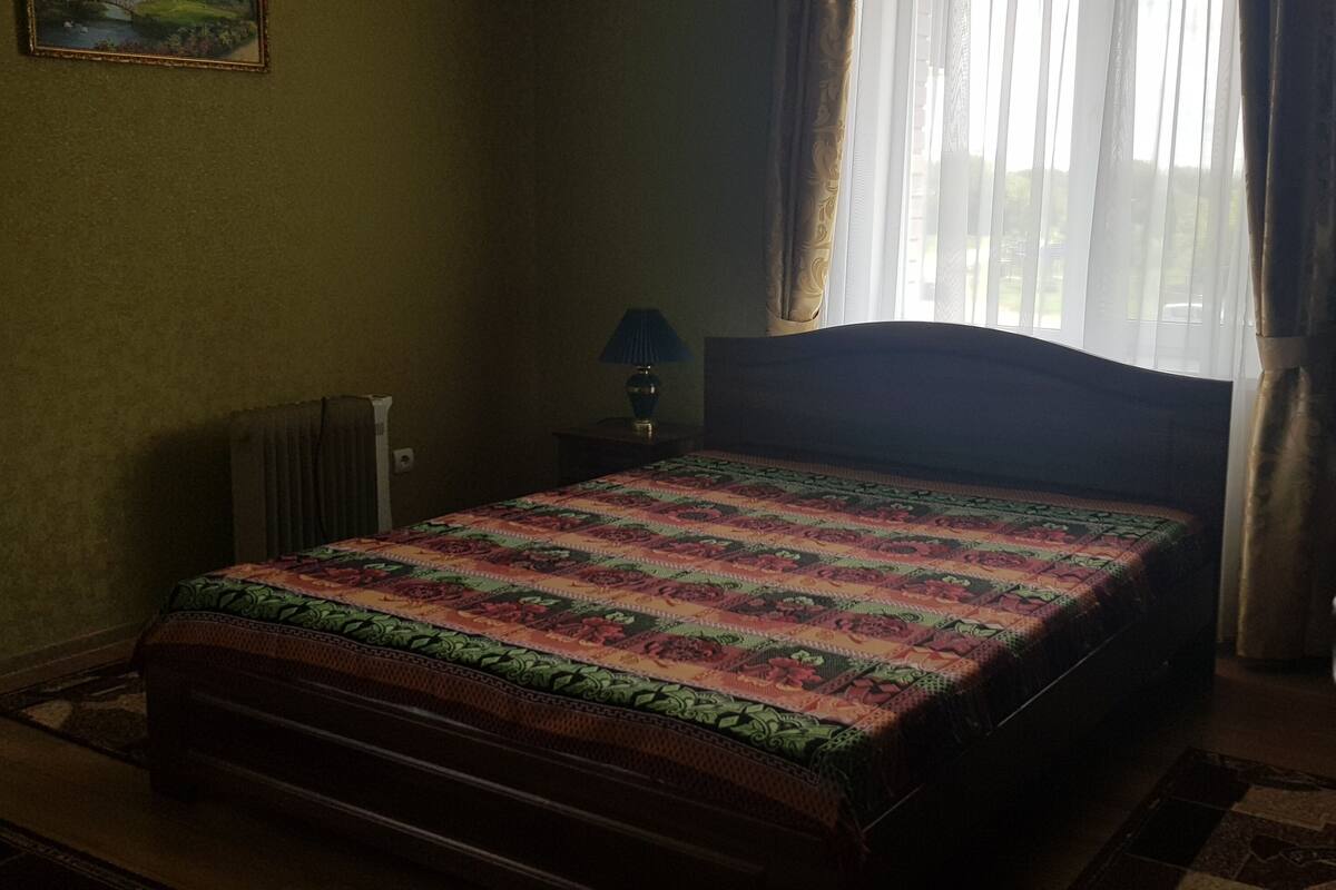 Kamar Double Basic | Meja kerja dan seprai linen