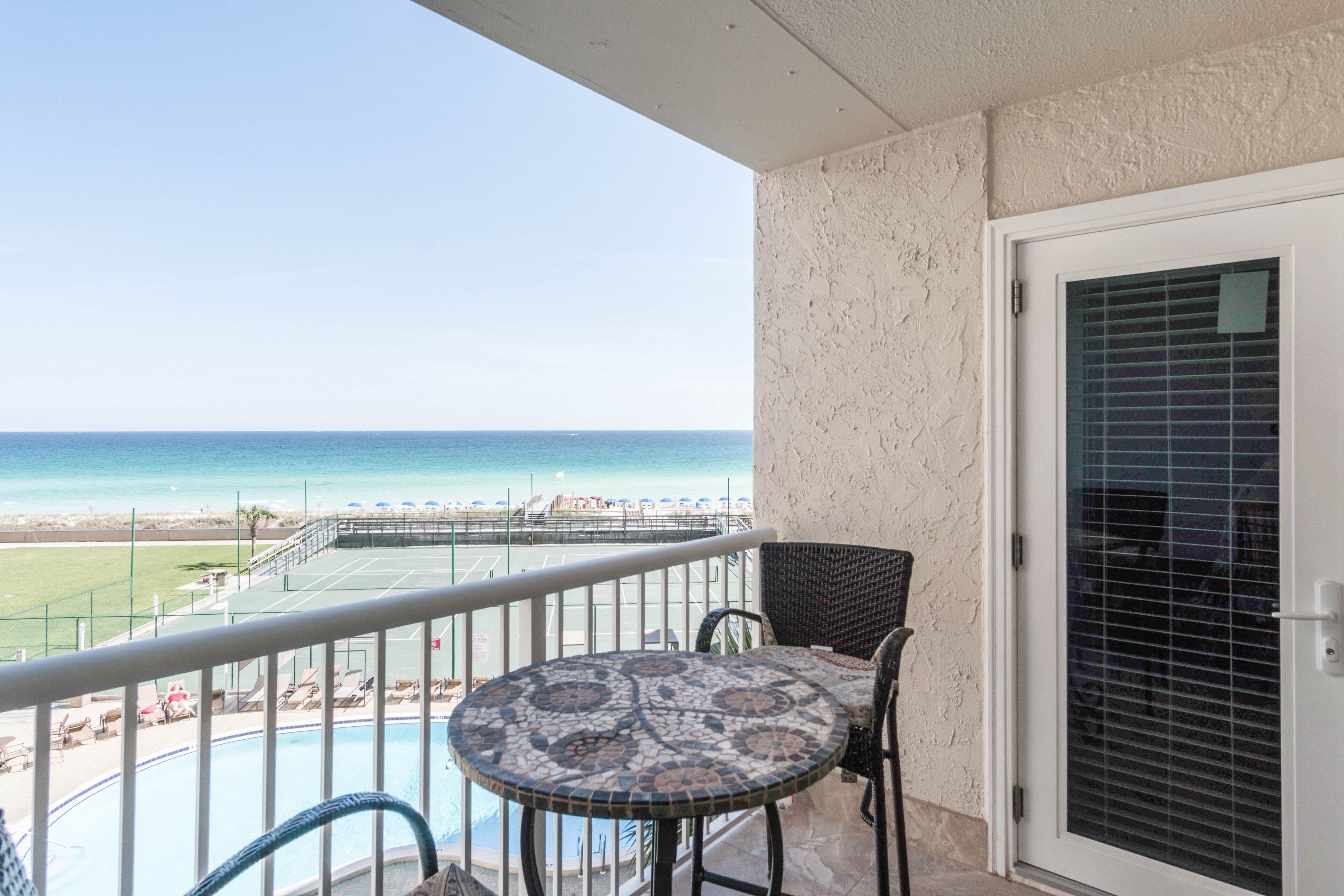 Renovated beachfront condo w/ gulf views & shared pool/tennis courts