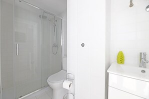 Een douche, een haardroger, handdoeken
