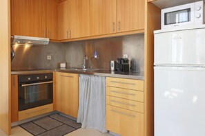 Fridge, microwave, oven, coffee/tea maker