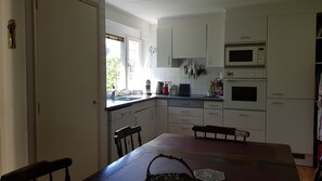 Een koelkast, een kookplaat, een vaatwasser