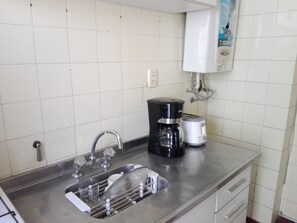 Geladeira, fogão, cafeteira/chaleira, torradeira