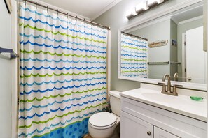 Combined shower/bathtub, towels, soap, shampoo