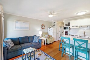 Living area - Beachfront well stocked 1 bedroom sea cabin w/ beach view, pier, community pool. (Isle of Palms)
