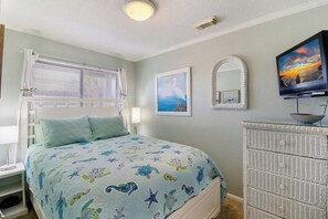 Room - Beachfront well stocked 1 bedroom sea cabin w/ beach view, pier, community pool. (Isle of Palms)