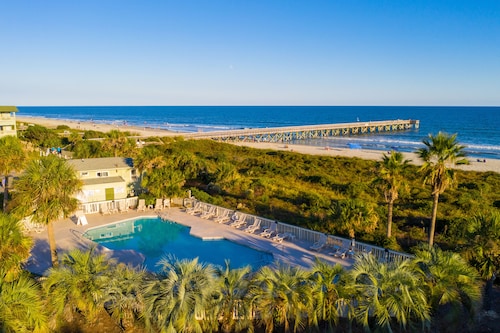 Beachfront well stocked 1 bedroom sea cabin w/ beach view, pier, community pool.