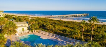 Beachfront well stocked 1 bedroom sea cabin w/ beach view, pier, community pool.