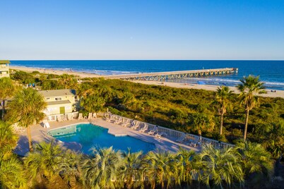 Beachfront well stocked 1 bedroom sea cabin w/ beach view, pier, community pool.