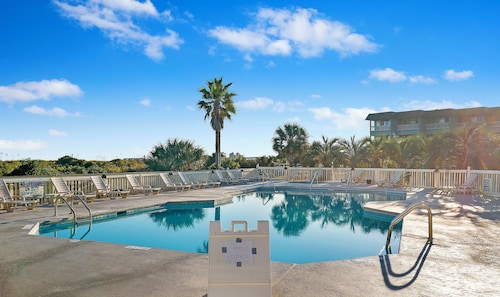 Beachfront well stocked 1 bedroom sea cabin w/ beach view, pier, community pool.