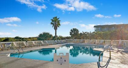 Beachfront well stocked 1 bedroom sea cabin w/ beach view, pier, community pool.